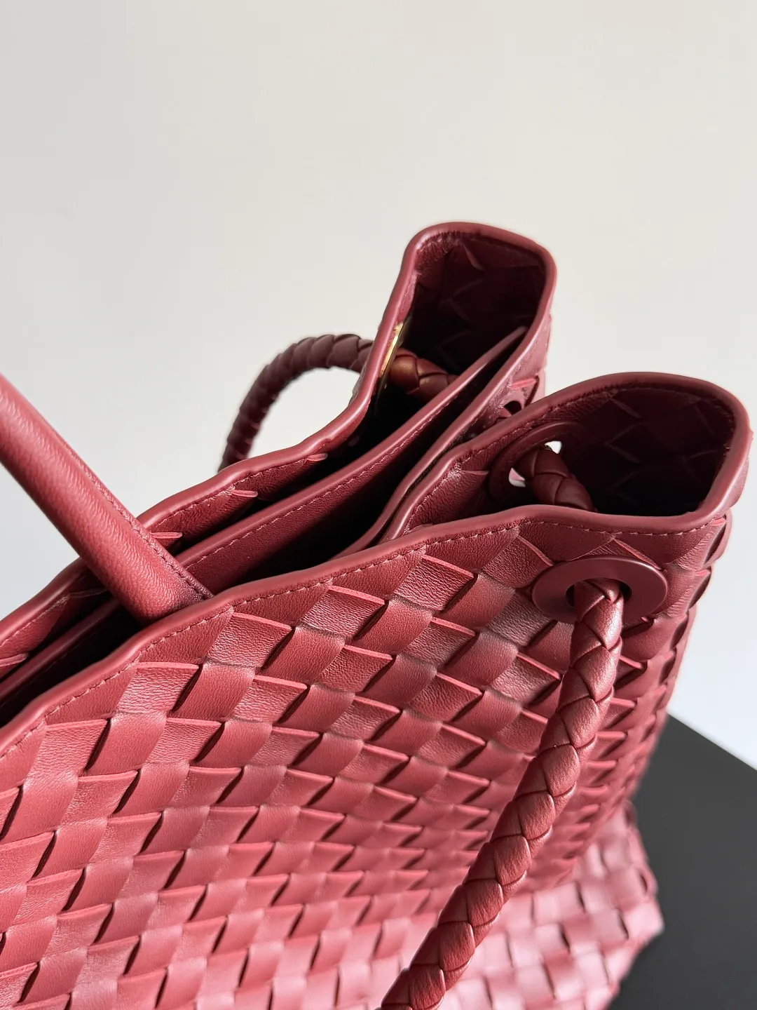 Batch 3760 Recently, the same style of bag that celebrities love is both high-end and practical. Michelle Yeoh, Kim Namjoon, Jing Boran, Tong Liya, Sun Qian, Wu Qianyu, Du Juan, Ma Yili and Bai Baihe are all carrying Bottega Veneta summer series Andiamo handbags. Andiamo has a simple structure and rounded lines. The whole piece is made of Nappa leather. It is comfortable, soft and dynamic. It adds interest to daily life and can be easily matched with various styles. Andiamo handbags are available in three sizes: small, medium and large. There are many colors to choose from, which can meet different needs. You can really carry it whether it is daily or attending events. Style number: 743575 Size: 45*22*34cm